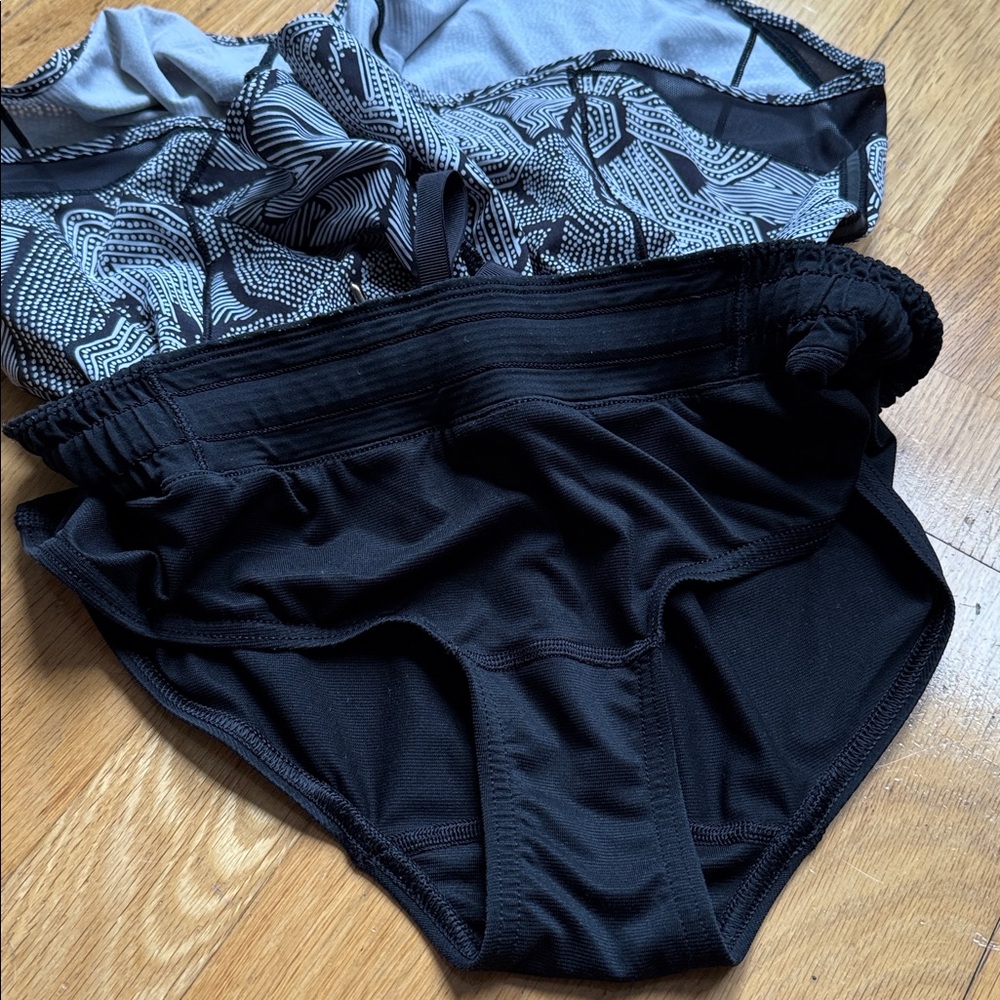 Lululemon Dottie Tribe black white print hotty hot shorts 4 - Picture 3 of 4